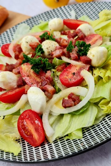 salata sa slaninom i mocarelom